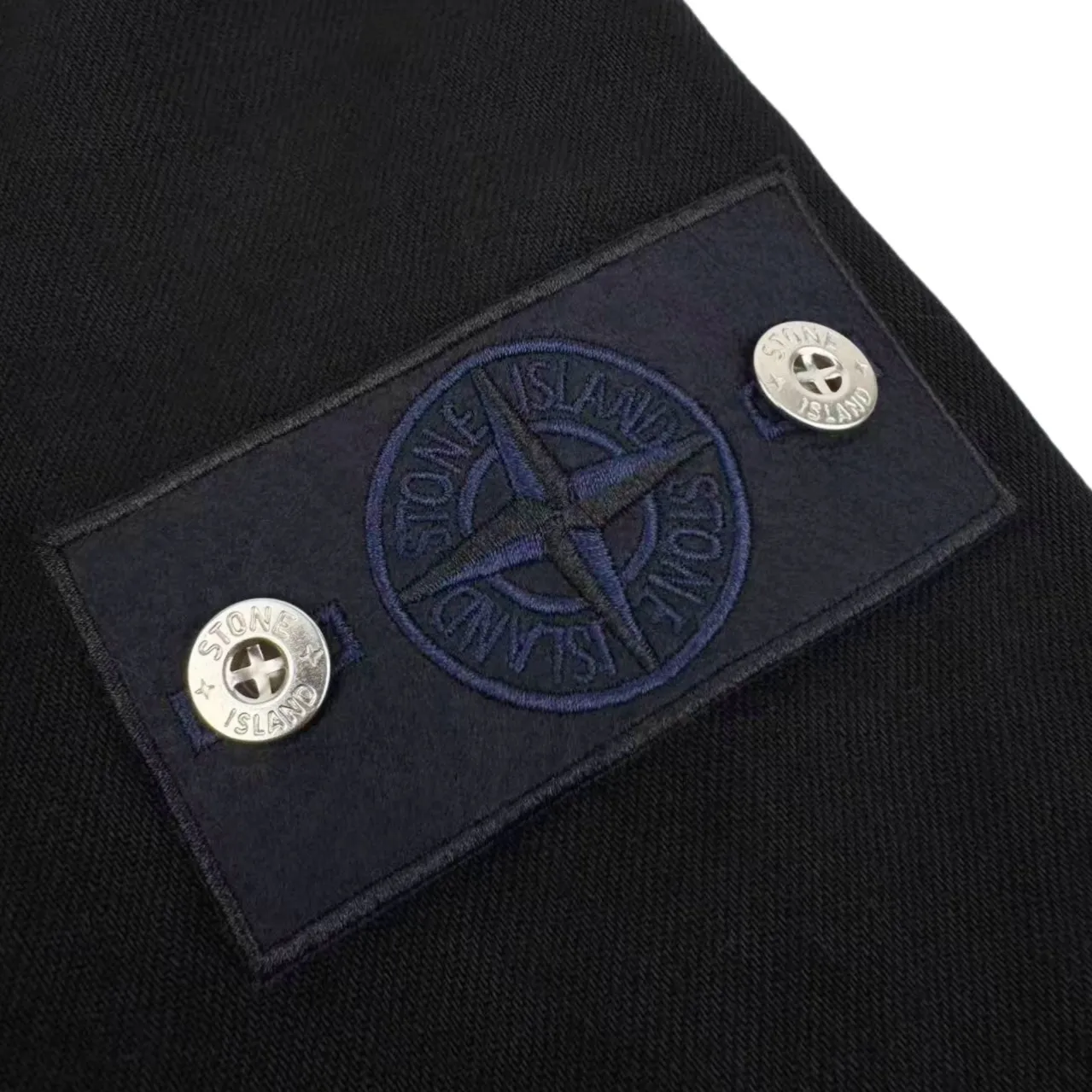 P490 Stone island double-pocket badge denim jacket (black). The original product was purchased for RMB 6,300. The fabric is made of custom-made high-density twill denim. It is full of texture and comfortable to the skin. It is painted with classic retro black and is full of natural purity. The front chest pocket is cut into the front with a golden ratio. A pragmatic reconstruction of the ritual sense. The iconic Stonesland badge is embellished on the sleeve, like a unique medal, highlighting the brand's imprint. Simple lines outline a neat silhouette, outlining a casual and free style. The workwear gene is infused with luxury DNA, simple charm, versatile charm, using imported machine embroidery technology. Using advanced computer control systems and precision mechanical components to realize the Stonesland badge embroidery operation with high precision. The lines are smooth and delicate. The whole garment is washed with Zhongxiao. Use a special solution to remove stains and slight fading. Snow wash to remove fading through strong washing. To make the color more uniform, the entire piece of clothing is stitched using an embedded clamp machine. The embedded clamp machine can control the distance between the two needles by changing the needle position, so that the stitching can be seamless, smooth and tidy. Size:S-M-L-XL